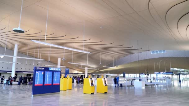 Passagers dans la salle des départs de l'aéroport d'Helsinki, Finlande — Video