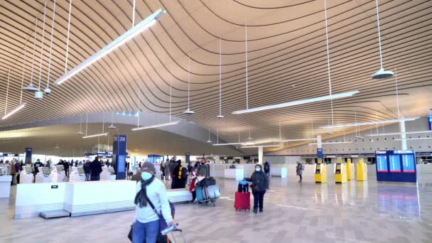 Passagers dans la salle des départs de l'aéroport d'Helsinki, Finlande — Video