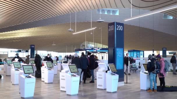 Pasażerowie w hali odlotów na lotnisku w Helsinkach, Finlandia — Wideo stockowe