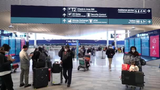 Cestující v odletové hale na letišti Helsinky, Finsko — Stock video