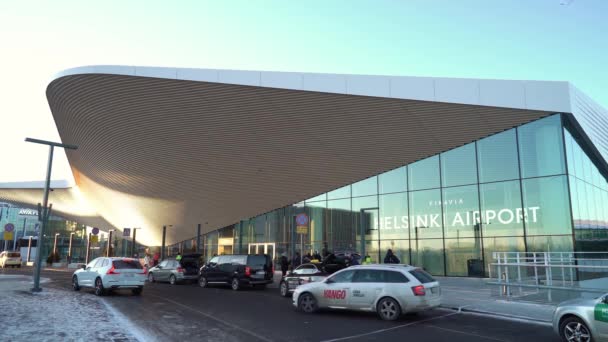 Új, modern felújított terminál a finnországi Helsinki Vantaa repülőtéren. — Stock videók