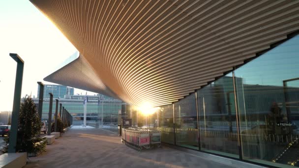 Nouveau terminal moderne rénové à l'aéroport Helsinki Vantaa, Finlande. — Video