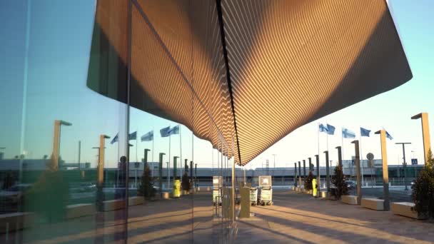 Nuovo terminal rinnovato all'aeroporto di Helsinki Vantaa, Finlandia. — Video Stock