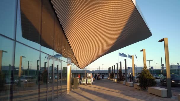 Helsinki Vantaa Havaalanı, Finlandiya 'da yenilenmiş yeni terminal. — Stok video