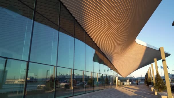 Novo terminal renovado moderno no Aeroporto de Helsínquia Vantaa, Finlândia. — Vídeo de Stock