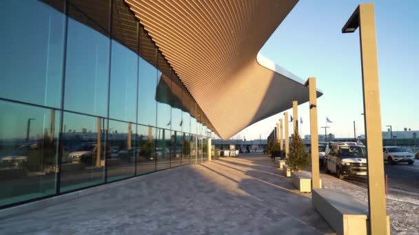 Novo terminal renovado moderno no Aeroporto de Helsínquia Vantaa, Finlândia. — Vídeo de Stock