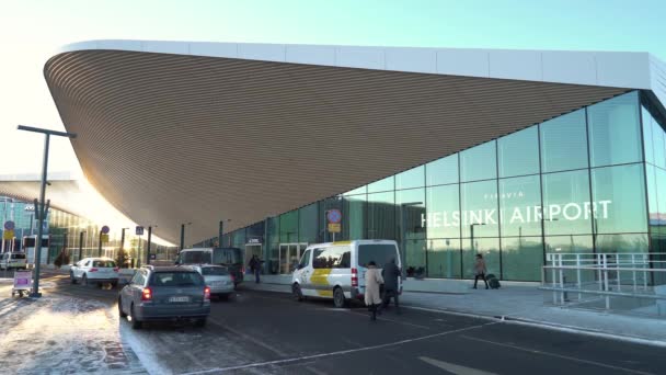 Novo terminal renovado moderno no Aeroporto de Helsínquia Vantaa, Finlândia. — Vídeo de Stock