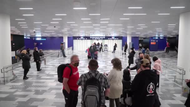 Passagers dans le hall d'arrivée à l'aéroport d'Helsinki, Finlande — Video