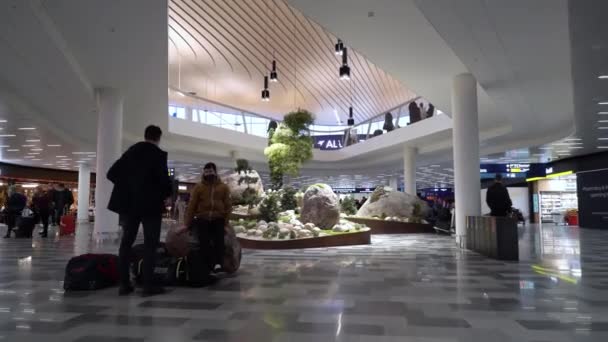 Passagers dans le hall d'arrivée à l'aéroport d'Helsinki, Finlande — Video