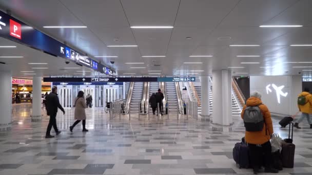 Pasażerowie w hali przylotów na lotnisku w Helsinkach, Finlandia — Wideo stockowe