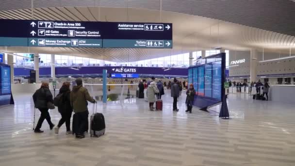Passageiros no hall de embarque no Aeroporto de Helsínquia, Finlândia — Vídeo de Stock
