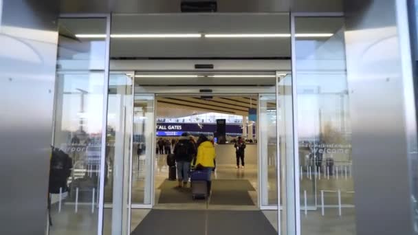 Passengers in in the departure hall in Helsinki Airport, Finland — Stock Video