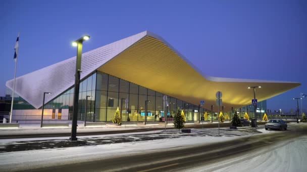 Új, modern felújított terminál a finnországi Helsinki Vantaa repülőtéren. — Stock videók