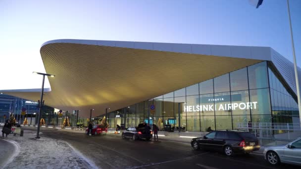 핀란드의 헬싱 키 반타아 공항에서 새로 개조 된 새로운 현대식 터미널. — 비디오