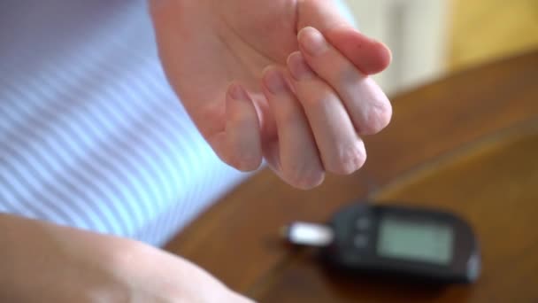 Diabetiker misst Blutzuckerspiegel mit einem Glukometer — Stockvideo