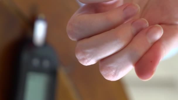 글루 코 미터를 사용하여 혈당 수준을 측정하는 당뇨병 환자 — 비디오