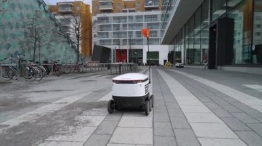 Helsinki 'nin varoşlarındaki kaldırımda kendi kendine giden yıldız gemisi Dağıtım Robotu