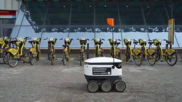 Starship Self-Driving Pengiriman Roboton di trotoar di pinggiran kota Helsinki — Stok Video
