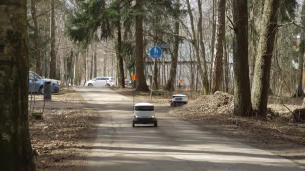 Nave Estelar Auto-Driving Delivery Roboton na calçada nos subúrbios de Helsinque — Vídeo de Stock