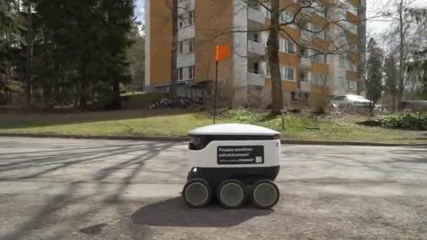 Statek gwiezdny Samojezdny Roboton na chodniku na przedmieściach Helsinek — Wideo stockowe