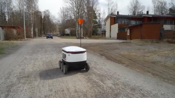 Starship Self-Driving Delivery Roboton pe trotuar în suburbiile Helsinki — Videoclip de stoc