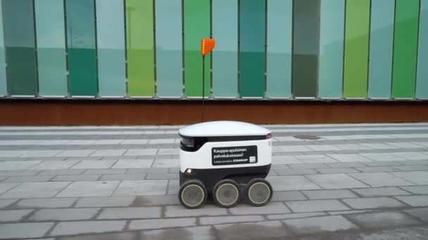 Самоуправляемый космический корабль "Роботон" на тротуаре в пригороде Хельсинки — стоковое видео