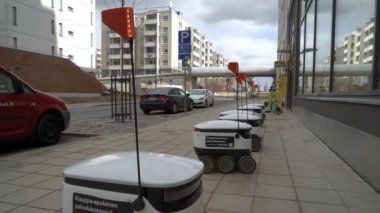 Helsinki 'nin banliyölerinde Yıldız Gemisi Otomatik Taşıma Robotu