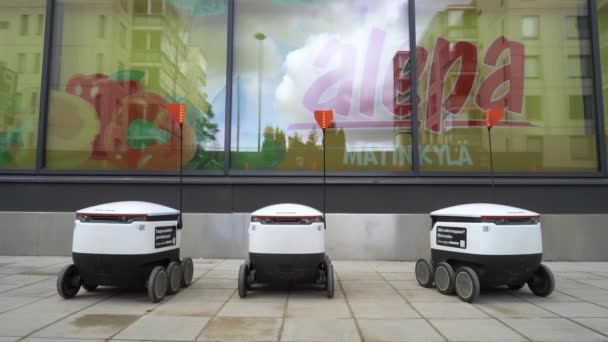 สตาร์ชิป การขับรถด้วยตนเอง Roboton ในชานเมืองของเฮลซิงกิ — วีดีโอสต็อก