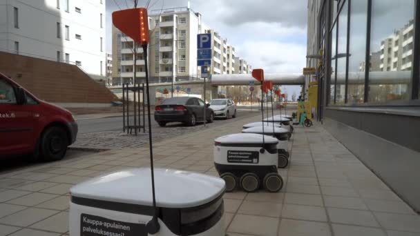 Robotón de entrega autónomo de la nave estelar en los suburbios de Helsinki — Vídeo de stock