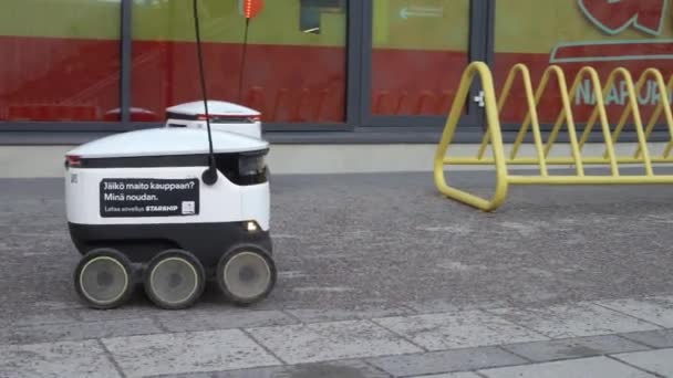 Sterrenschip Zelfrijdende Levering Roboton in de buitenwijken van Helsinki — Stockvideo