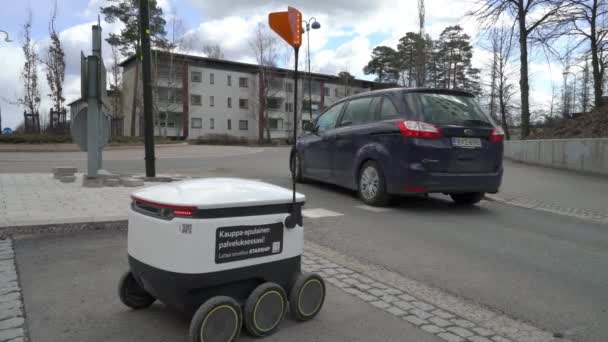 Sterrenschip Zelfrijdende Levering Roboton in de buitenwijken van Helsinki — Stockvideo
