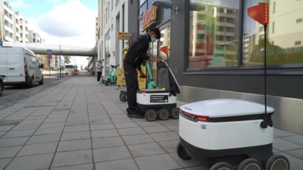Starship Self-Driving Delivery Roboton în suburbiile Helsinki — Videoclip de stoc