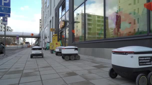 Robotón de entrega autónomo de la nave estelar en los suburbios de Helsinki — Vídeo de stock