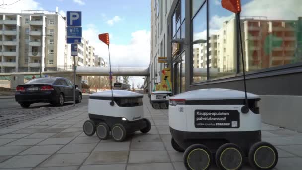 Nave Estelar Auto-Driving Delivery Roboton nos subúrbios de Helsinque — Vídeo de Stock