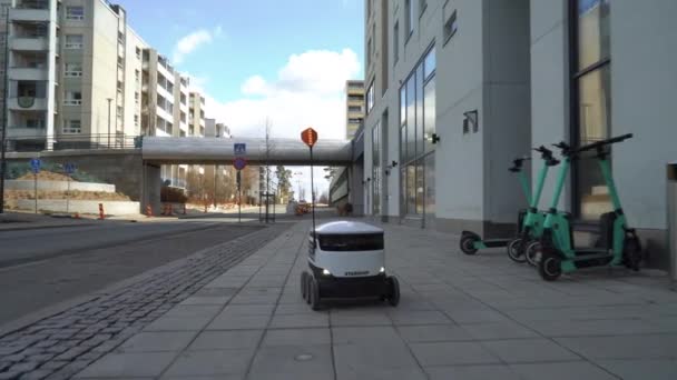 Robotón de entrega autónomo de la nave estelar en los suburbios de Helsinki — Vídeo de stock