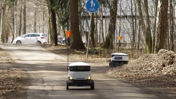 Starship Self-Driving Pengiriman Roboton di pinggiran kota Helsinki — Stok Video