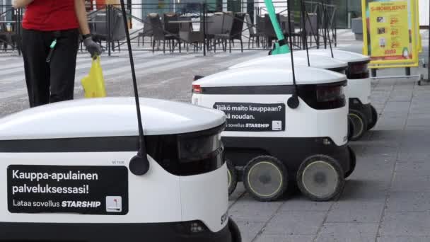 Helsinki 'nin banliyölerinde Yıldız Gemisi Otomatik Taşıma Robotu — Stok video