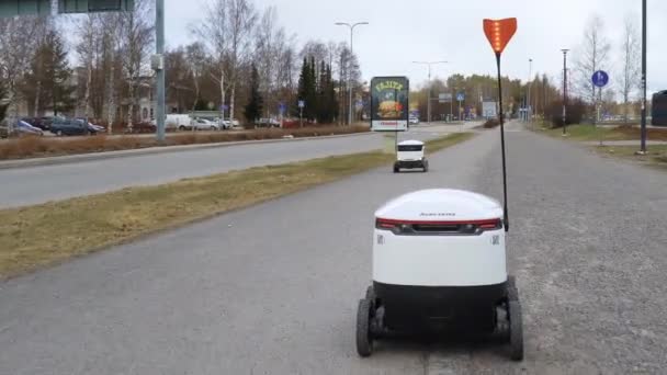 Starship Self-Driving Pengiriman Roboton di pinggiran kota Helsinki — Stok Video