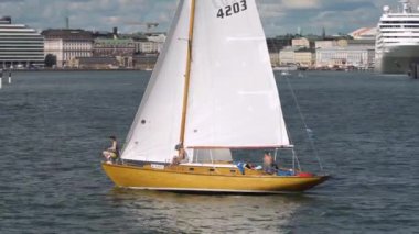 HELSINKI, FINLAND - 13 AUG 2022: Helsinki su alanındaki yıllık Viaporin Tuoppi Regatta 'ya geleneksel ahşap yelkenliler katılıyor