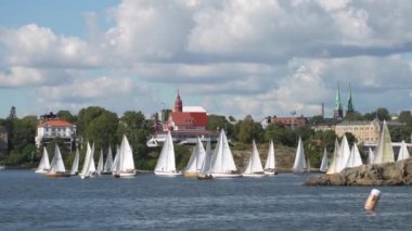 HELSINKI, FINLAND - 13 AUG 2022: Helsinki su alanındaki yıllık Viaporin Tuoppi Regatta 'ya geleneksel ahşap yelkenliler katılıyor