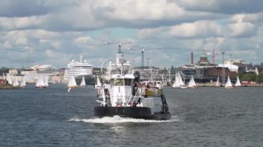 HELSINKI, FINLAND - 13 AUG 2022: Helsinki ve Suomenlinna adaları arasında küçük bir feribot ulaşımı sağlar