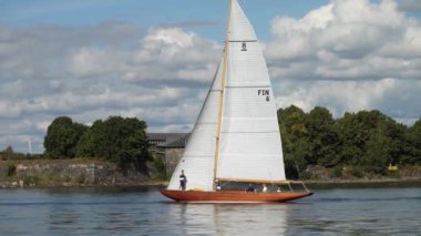 HELSINKI, FINLAND - 13 AUG 2022: Helsinki su alanındaki yıllık Viaporin Tuoppi Regatta 'ya geleneksel ahşap yelkenliler katılıyor