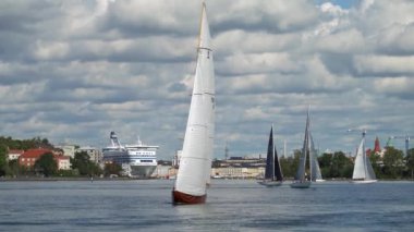 HELSINKI, FINLAND - 13 AUG 2022: Helsinki su alanındaki yıllık Viaporin Tuoppi Regatta 'ya geleneksel ahşap yelkenliler katılıyor