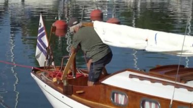 HELSINKI, FINLAND - 13 Ağustos 2022: Geleneksel ahşap yelkenliler Suomenlinna adasındaki marinadan Viaporin Tuoppi Regatta için denize açılmaya hazırlanıyorlar