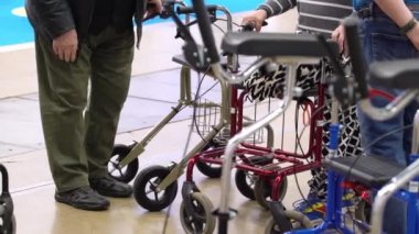 Helsinki, Finlandiya - 12 Mayıs 2022: Messukeskus Fuar Merkezi 'nde engelliler için Assistive cihazıyla çok sayıda ziyaretçi