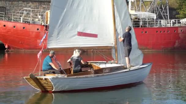 Helsingfors Finland Aug 2022 Traditionella Segelbåtar Trä Gör Sig Redo — Stockvideo