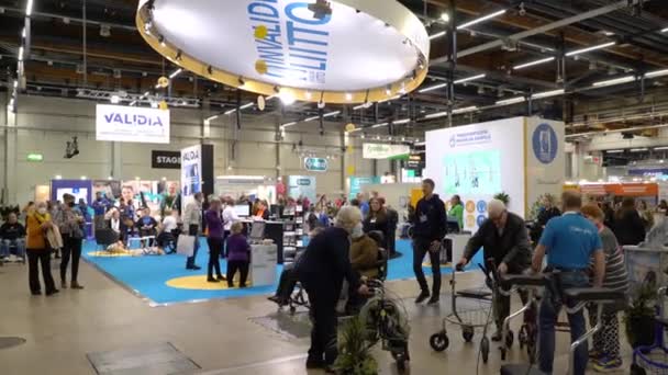 핀란드 2022 장애가 사람들을 박람회는 엑스포 센터에 전문가들 사용자 시켰다 — 비디오