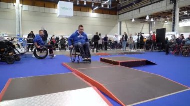 Helsinki, Finlandiya - 12 Mayıs 2022: Tekerlekli sandalye kullanma yüksek lisansı. Messukeskus Fuar Merkezi 'nde Engelliler İçin Destek Cihazı kullanan çok ziyaretçi var.