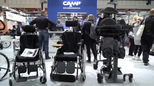 Helsinki Finland Mei 2022 Veel Bezoekers Assistive Device Voor Mensen — Stockvideo