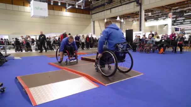Helsinki Finlândia Maio 2022 Master Class Using Wheelchair Monte Visitantes — Vídeo de Stock